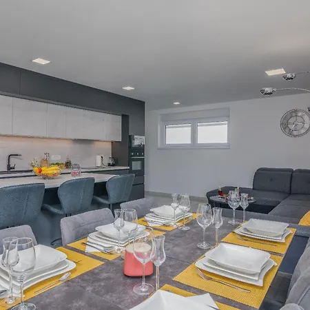 Andy Tatil Evi Malinska